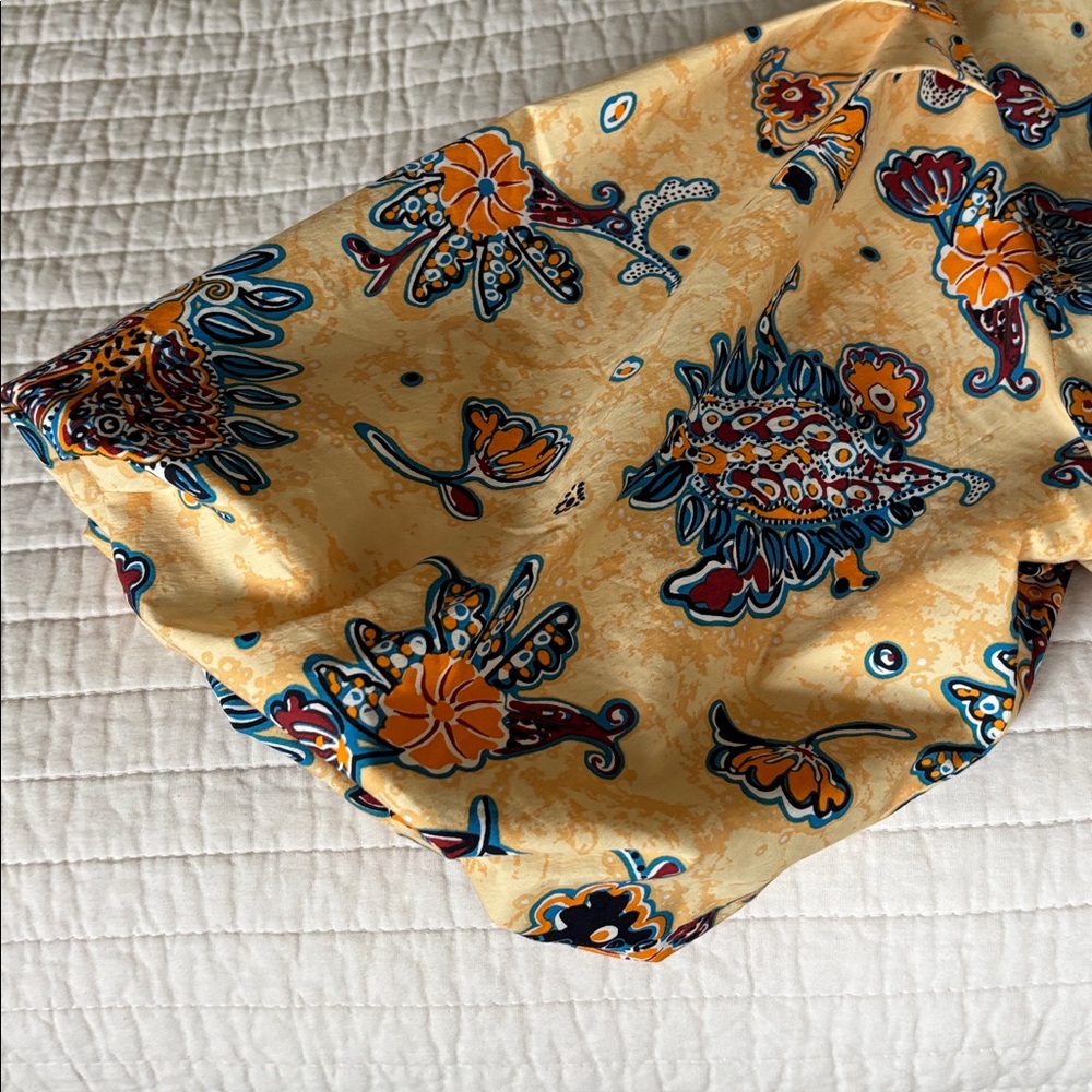 Beautiful Ellie Tahari pull over blouse with darling puffed sleeves - Picture 7 of 8